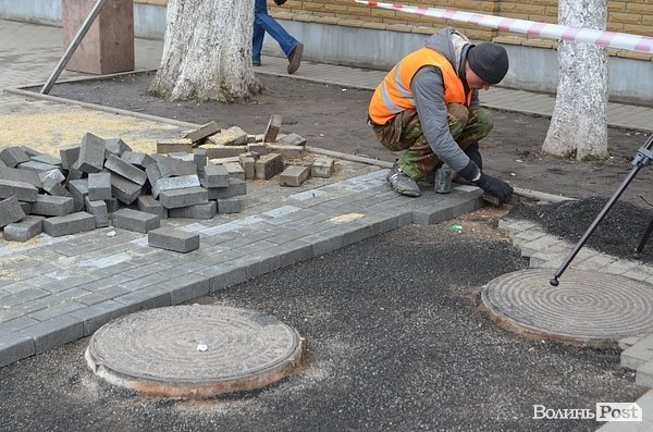 У Луцьку триває відновлення бруківки біля міліції. ФОТО
