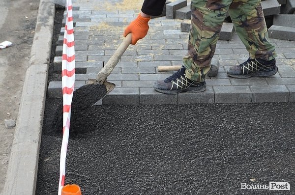 У Луцьку триває відновлення бруківки біля міліції. ФОТО
