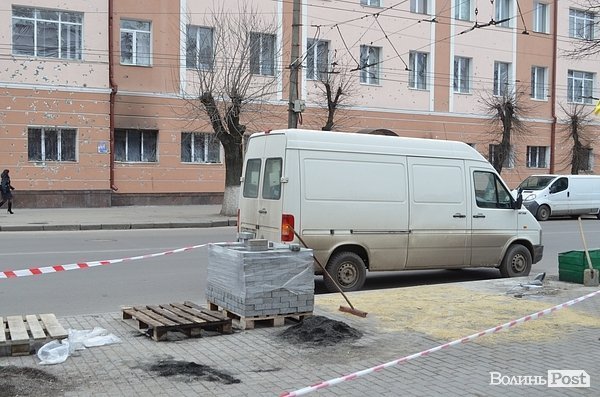 У Луцьку триває відновлення бруківки біля міліції. ФОТО