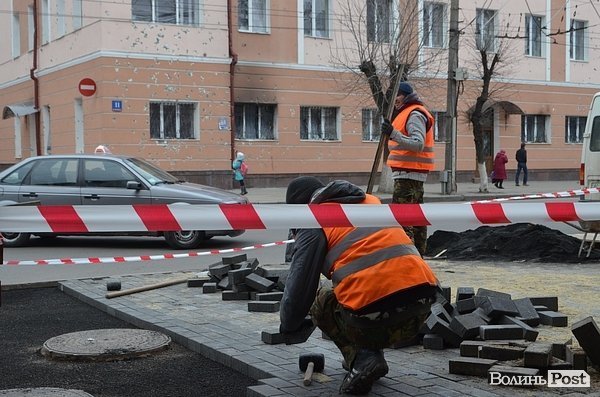 У Луцьку триває відновлення бруківки біля міліції. ФОТО