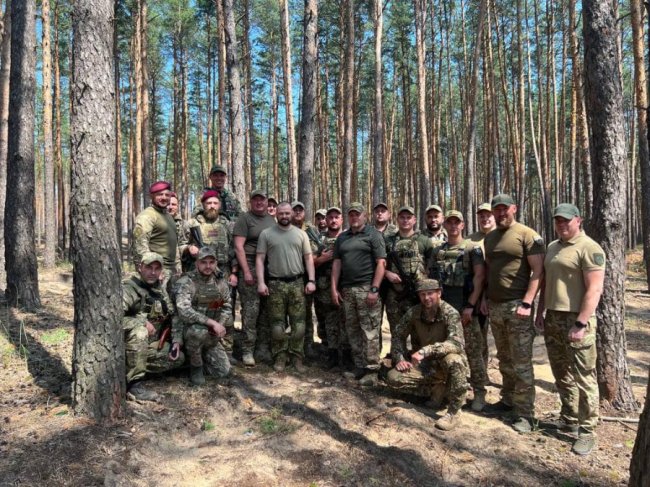 Волинські поліцейські-добровольці отримали відзнаки в зоні бойових дій. ФОТО