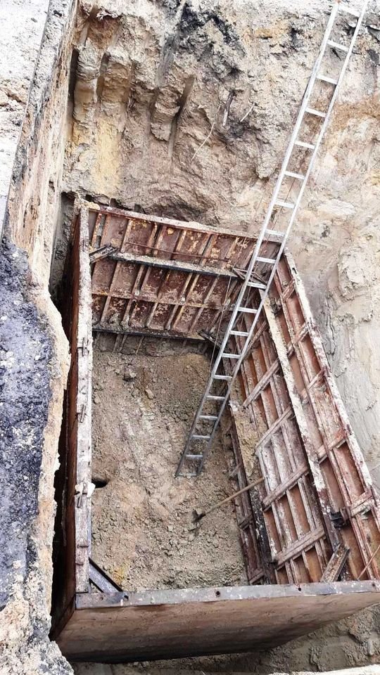 Біля історичного факультету у Луцьку стався обвал труби: рух транспорту перекрили