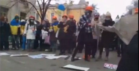 Адміністрацію Януковича закидали іграшками