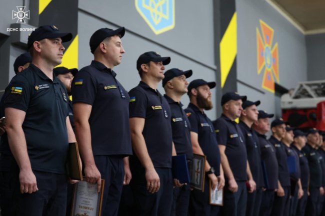 Ліквідовували наслідки російського обстрілу в Луцьку: рятувальників відзначили нагородами