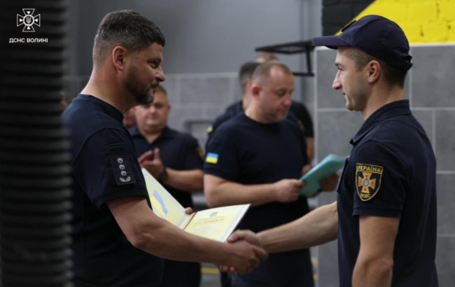 Ліквідовували наслідки російського обстрілу в Луцьку: рятувальників відзначили нагородами