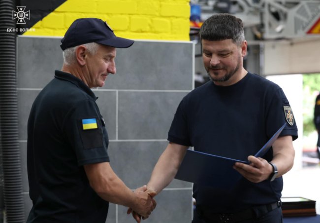 Ліквідовували наслідки російського обстрілу в Луцьку: рятувальників відзначили нагородами