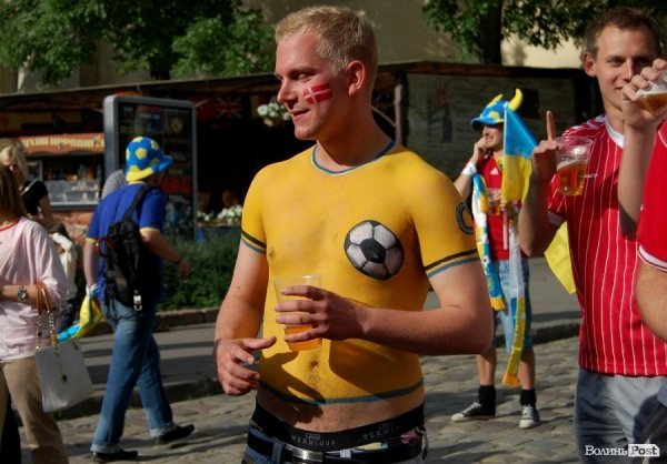 Як у Львові вболівали за Україну в матчі з Францією. ФОТО