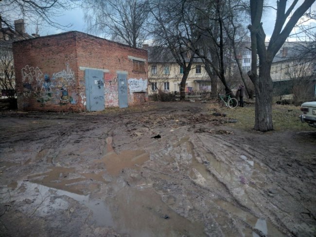 Ні пройти, ні проїхати: у луцькому дворі замість дороги - болото