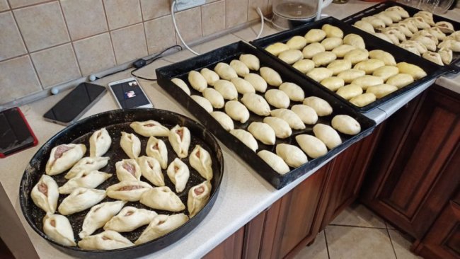 Тисяча пирогів щодня: як волинські господині готують домашню випічку для бійців