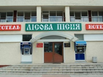 Сморід та дірки у стінах: у мережу виклали жахливі фото із готелю у Ковелі 