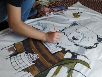 Волинянка малює воїнів на касках та мішках. ФОТО