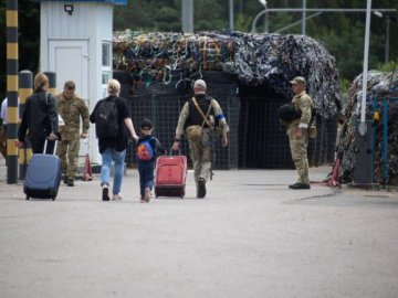 Жителі Маріуполя, яких вивезли в Росію, повертаються додому через кордон Білорусі з Волинню