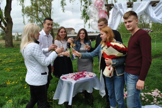 Їхала рятувати коханого, а стала нареченою: романтична історія освідчення на Волині. ФОТО