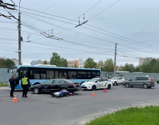 У Луцьку водій мопеда зіткнувся з автівкою: його госпіталізували. ФОТО
