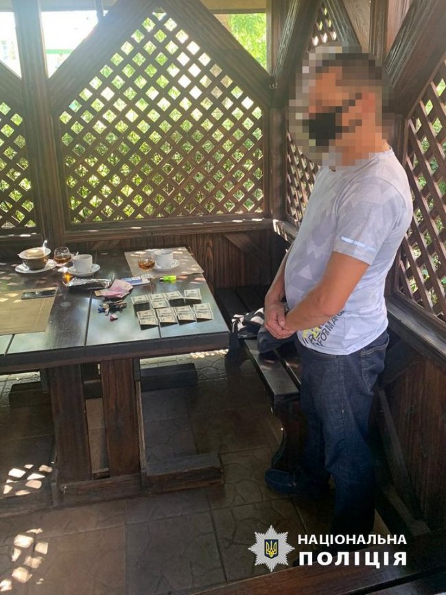 Фіскала з Волині викрили на постійних хабарах від підприємців: тривають обшуки 