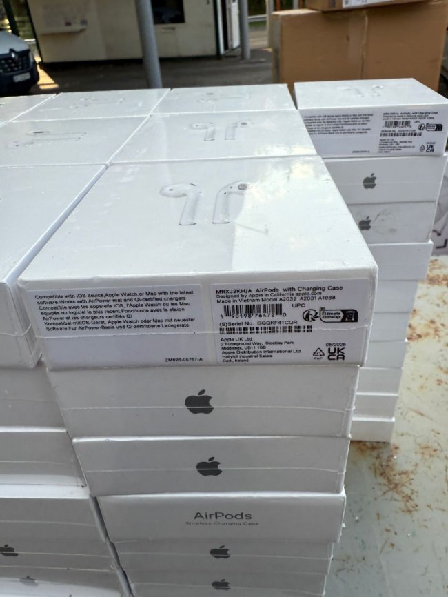 Приховала під ковбасою світові бренди: волинянка намагалася провезти через «Устилуг» навушники та сумки