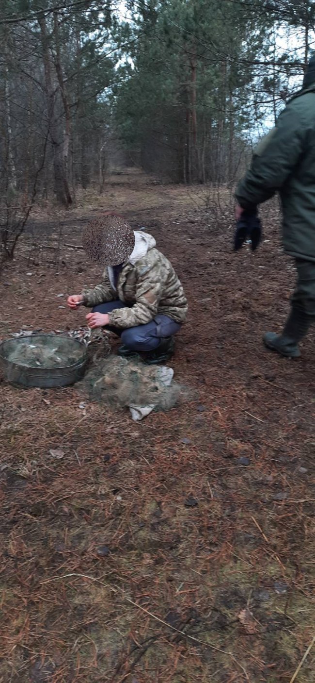 На волинському озері спіймали двох браконьєрів, які ловили рибу сітками. ФОТО 