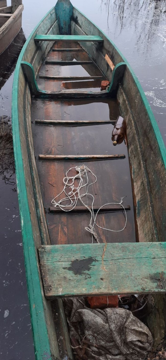 На волинському озері спіймали двох браконьєрів, які ловили рибу сітками. ФОТО 