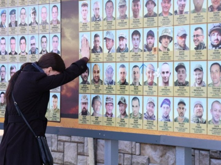 У Луцьку світлини бійців, які загинули до 2022 року, розмістять на окремій дошці пошани