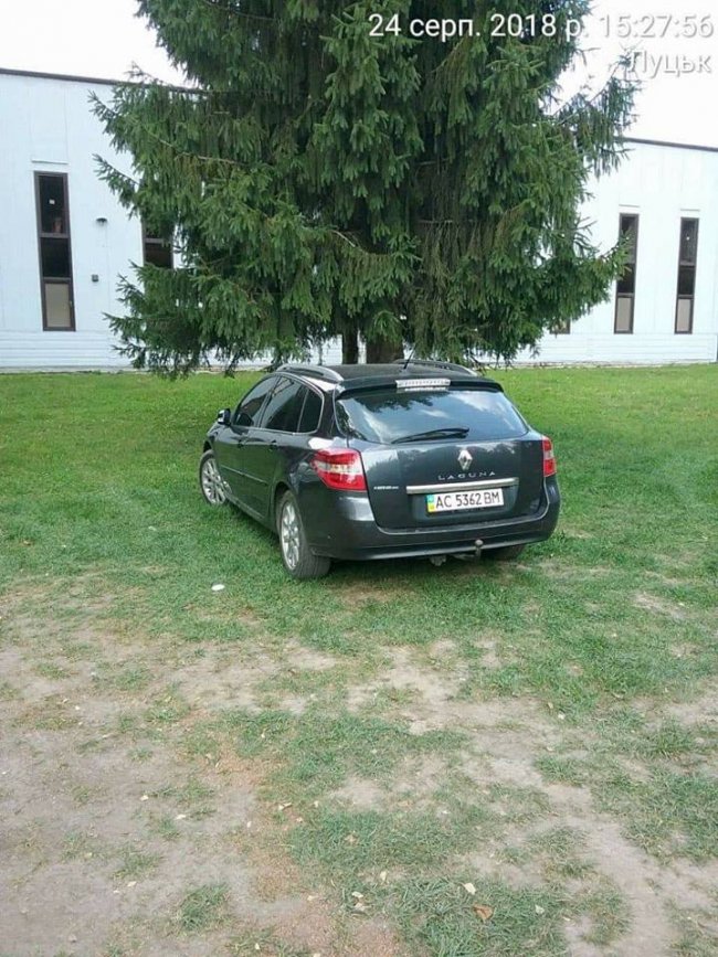 Буси, джипи, «бляхи»: у луцькому парку штрафували автоандонів. ФОТО