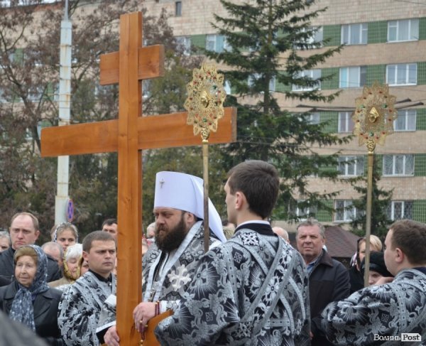Під час хресної ходи у Луцьку окропили навіть мормонів