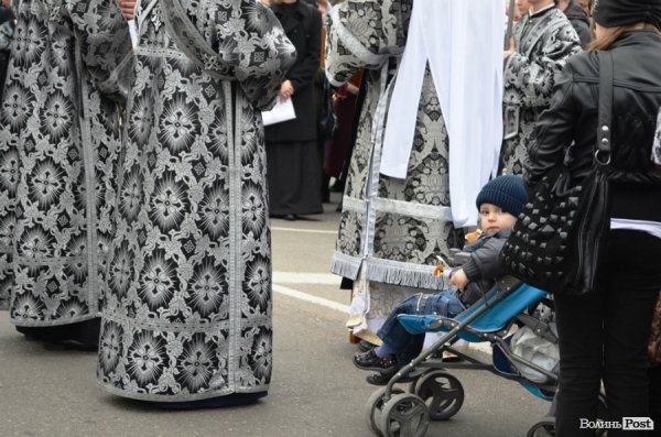 Під час хресної ходи у Луцьку окропили навіть мормонів