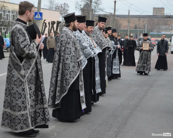 Під час хресної ходи у Луцьку окропили навіть мормонів