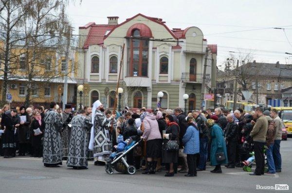 Під час хресної ходи у Луцьку окропили навіть мормонів