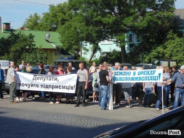 У Луцьку пікетують міськраду. ФОТО