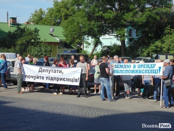 У Луцьку пікетують міськраду. ФОТО