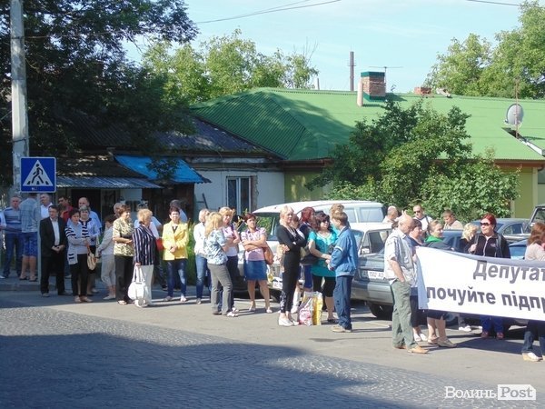 У Луцьку пікетують міськраду. ФОТО