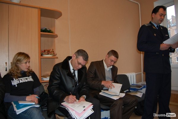 Зліва на право: підозрювана Майя Москвич, адвокат Сергій Величко, слідчий Юрій Маркевич, прокурор Вадим Приймачок