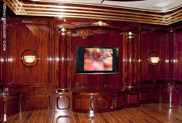 У Януковича є палац на воді, який коштує 75 мільйонів гривень. ФОТО