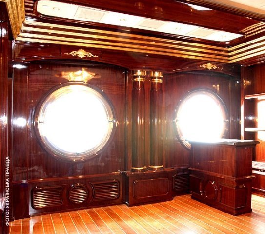 У Януковича є палац на воді, який коштує 75 мільйонів гривень. ФОТО