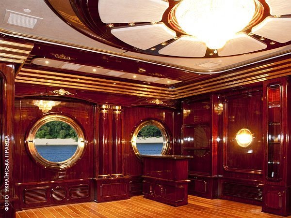 У Януковича є палац на воді, який коштує 75 мільйонів гривень. ФОТО