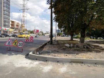 Велодоріжки, бруківка та освітлення: у Луцьку за грантові кошти ремонтують вулицю Рівненську