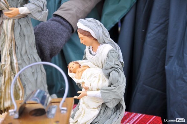 У центрі Луцька пластуни дарують Вифлеємське тепло