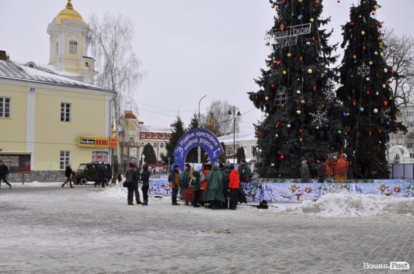 У центрі Луцька пластуни дарують Вифлеємське тепло