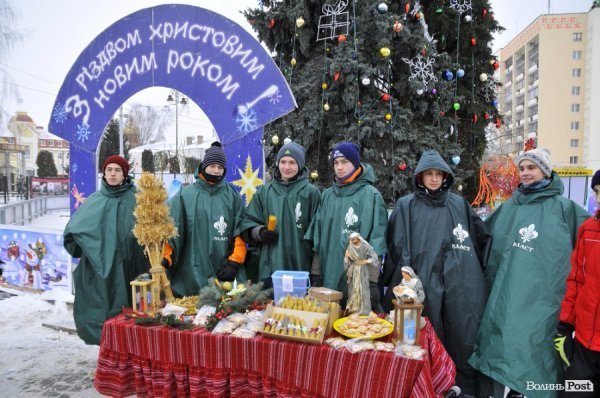 У центрі Луцька пластуни дарують Вифлеємське тепло