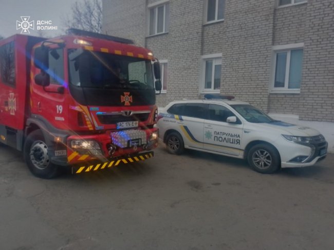 На Волині однорічна дитина опинилась за зачиненими дверима квартири