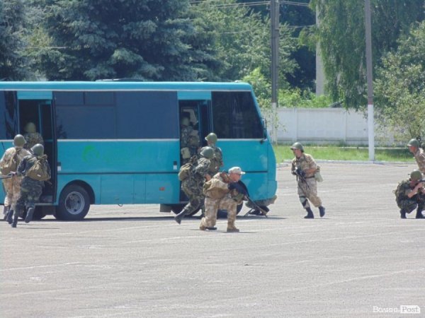 Волинським посадовцям показали солдатське життя. ФОТО