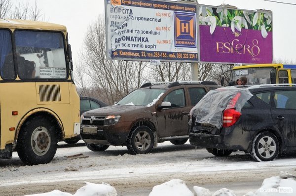 Аварія у Луцьку: люди «застрягли» у рейсовому автобусі. ФОТО