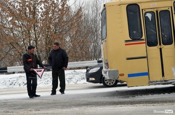 Аварія у Луцьку: люди «застрягли» у рейсовому автобусі. ФОТО
