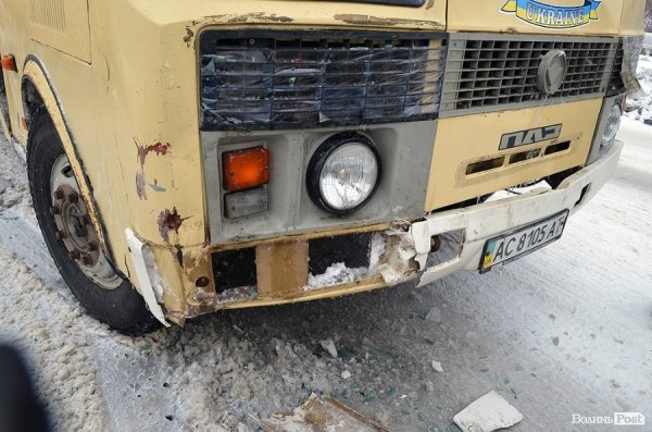 Аварія у Луцьку: люди «застрягли» у рейсовому автобусі. ФОТО