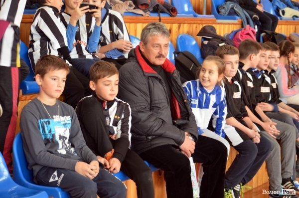 Бігали, раділи, вболівали: у Ковелі школярі змагалися на святкових «Веселих стартах»