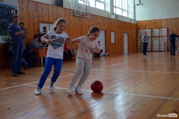 Бігали, раділи, вболівали: у Ковелі школярі змагалися на святкових «Веселих стартах»