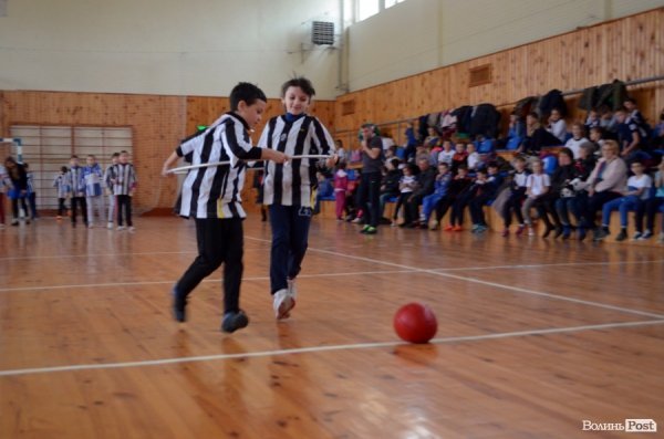 Бігали, раділи, вболівали: у Ковелі школярі змагалися на святкових «Веселих стартах»