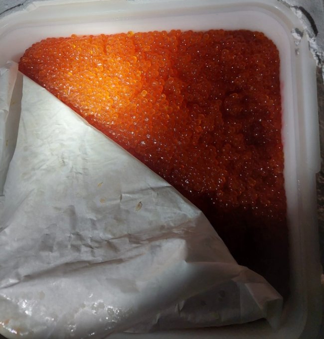 Через волинський кордон намагалися провезти майже центнер російської червоної ікри та крабового м’яса