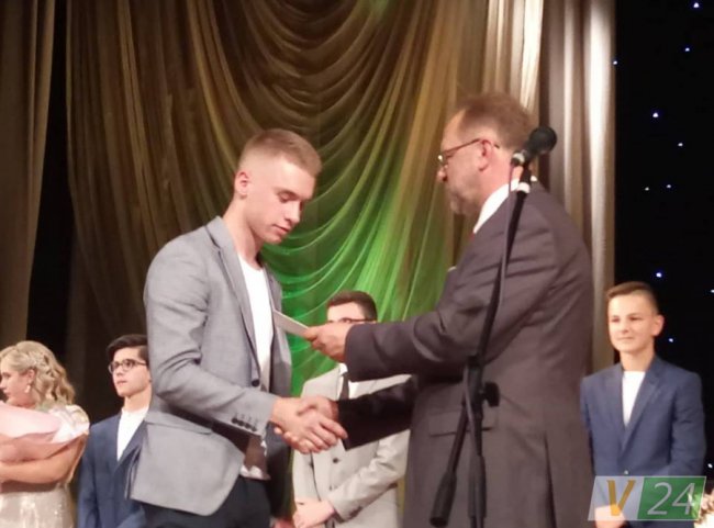 Вальс та благословення від батьків: випускний у луцькій гімназії №4. ФОТО