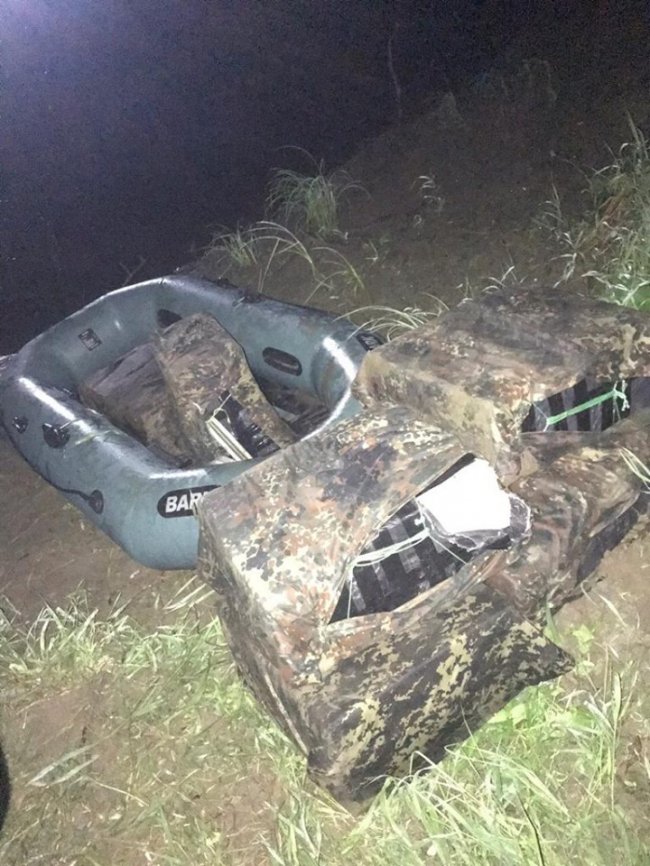 Волинські прикордонники зловили контрабандистів, які  через річку намагалися переправити цигарки. ФОТО